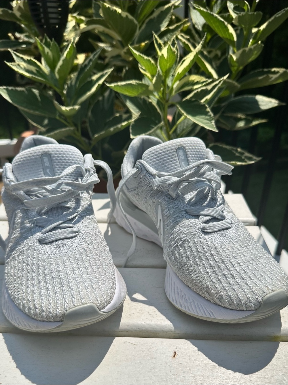 Nike Women Light Gray Knit Athletic Running Shoes